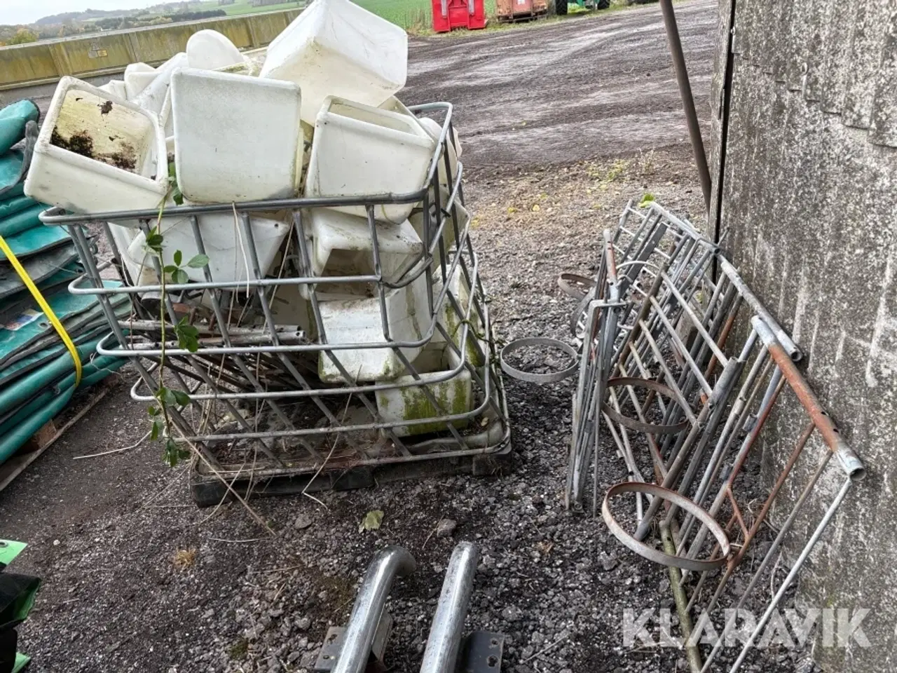 Billede 4 - Foderkrybber og inventar anslået 22 styk.