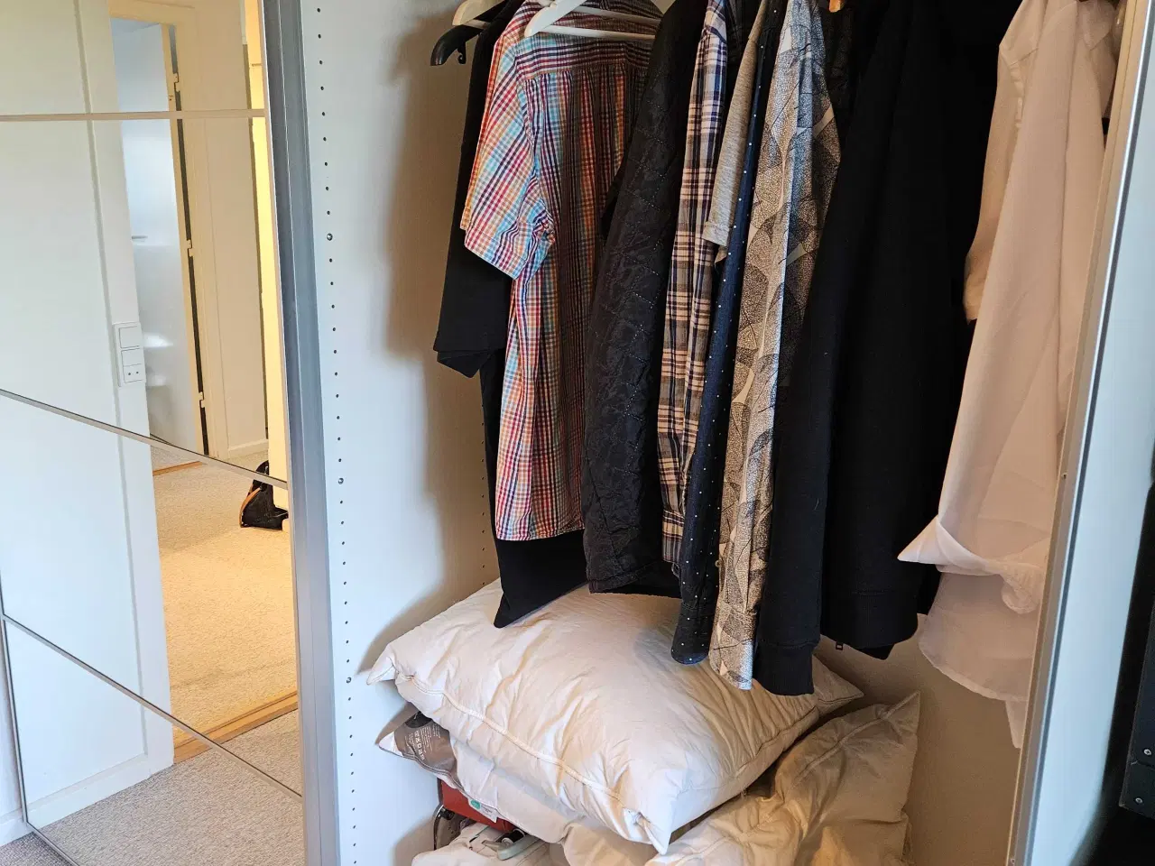 Billede 3 - Klædeskab med glas skyde låger fra Ikea 