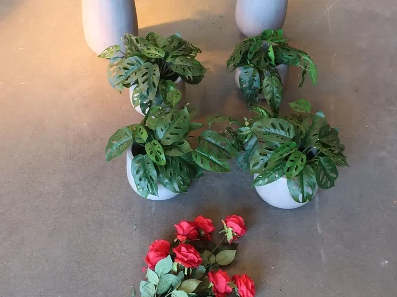 Billede 1 - 6 stk. kunstige stueplanter i hvide krukker + 7 stk. kunstige rosenstilke