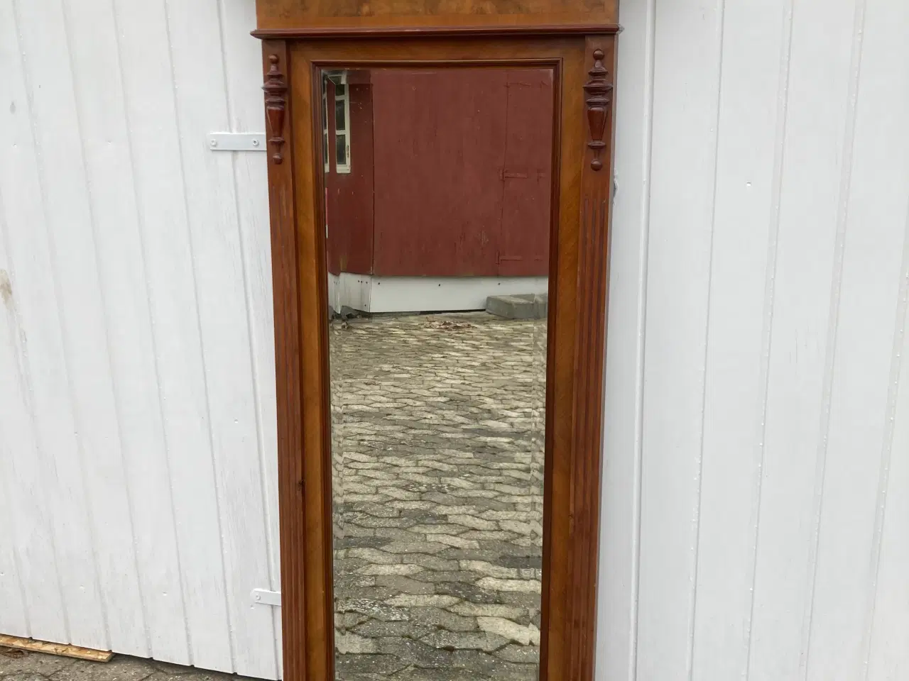 Billede 2 - Antikt spejl med smukke udskæringer