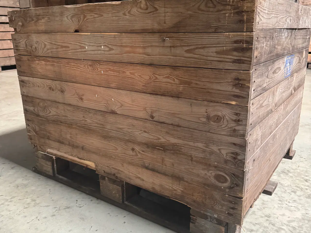 Billede 1 - Lukkede træ store kasser