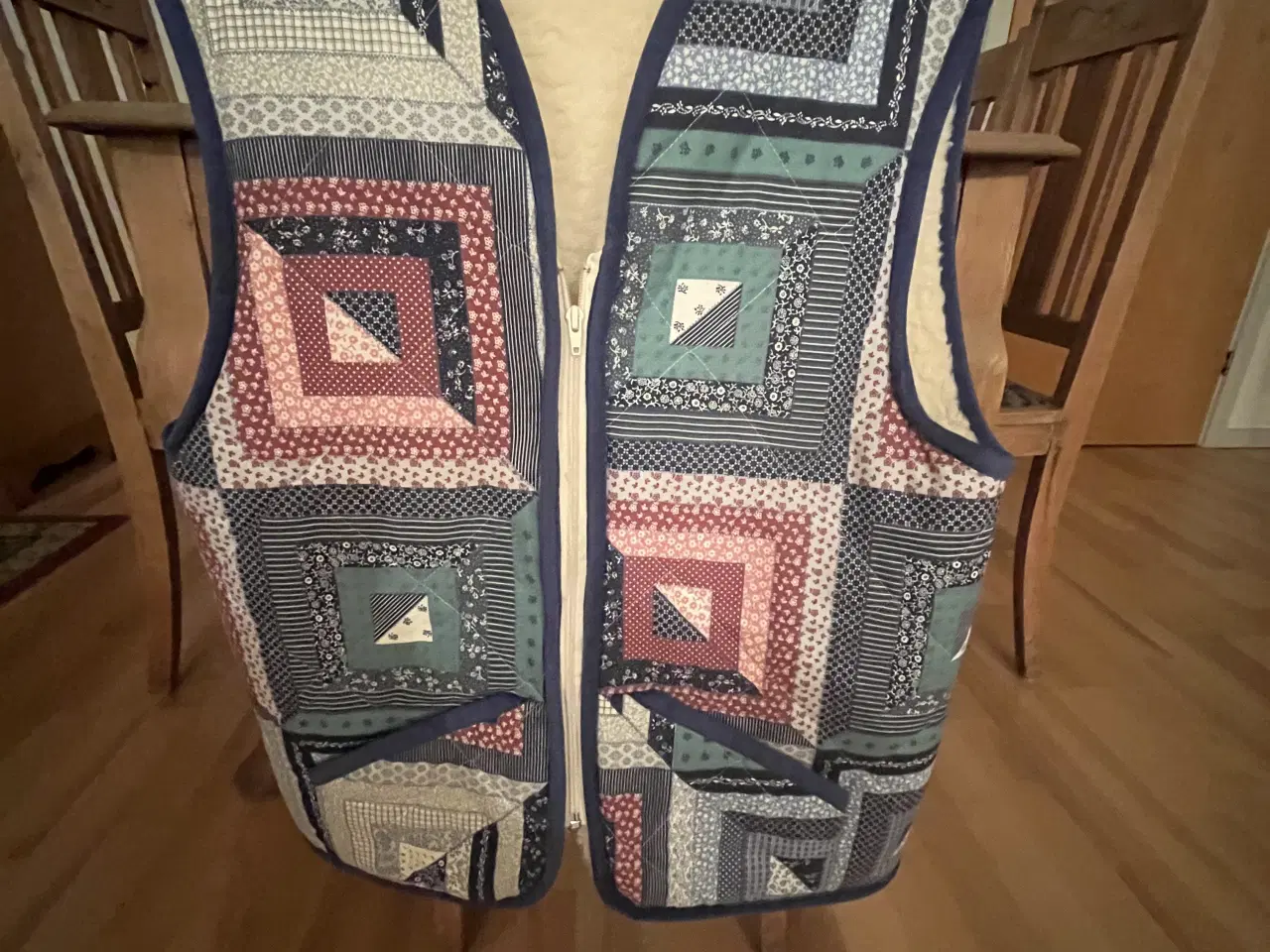 Billede 2 - Håndsyet vest fra sweitz