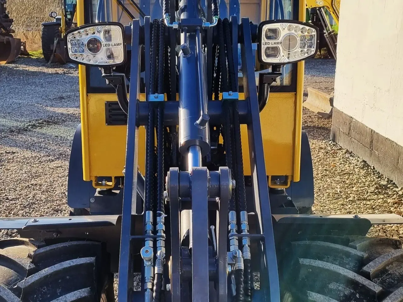 Billede 3 - Eurotrac W12S / lukket kabine / fabriksny / skovl & gafler / Kubota motor