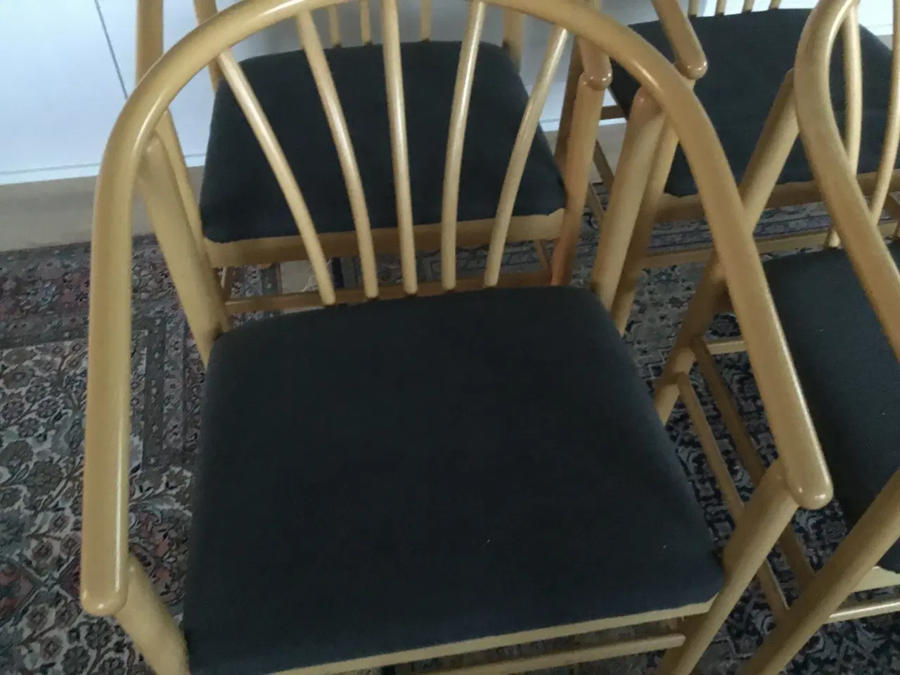 Billede 2 - Spisebordstole af lakeret bøg