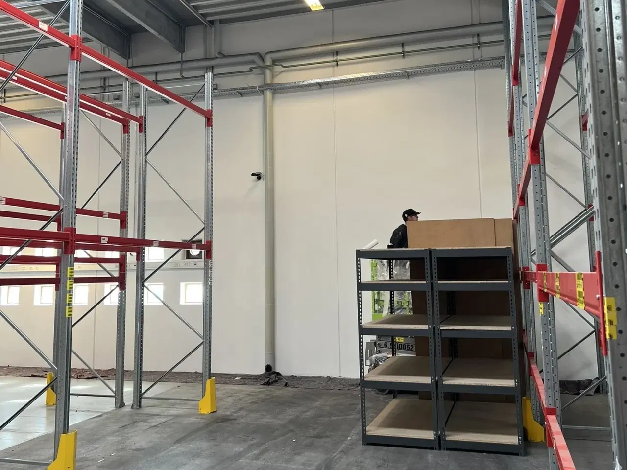 Billede 4 - Lagerhal med port og lidt kontor
