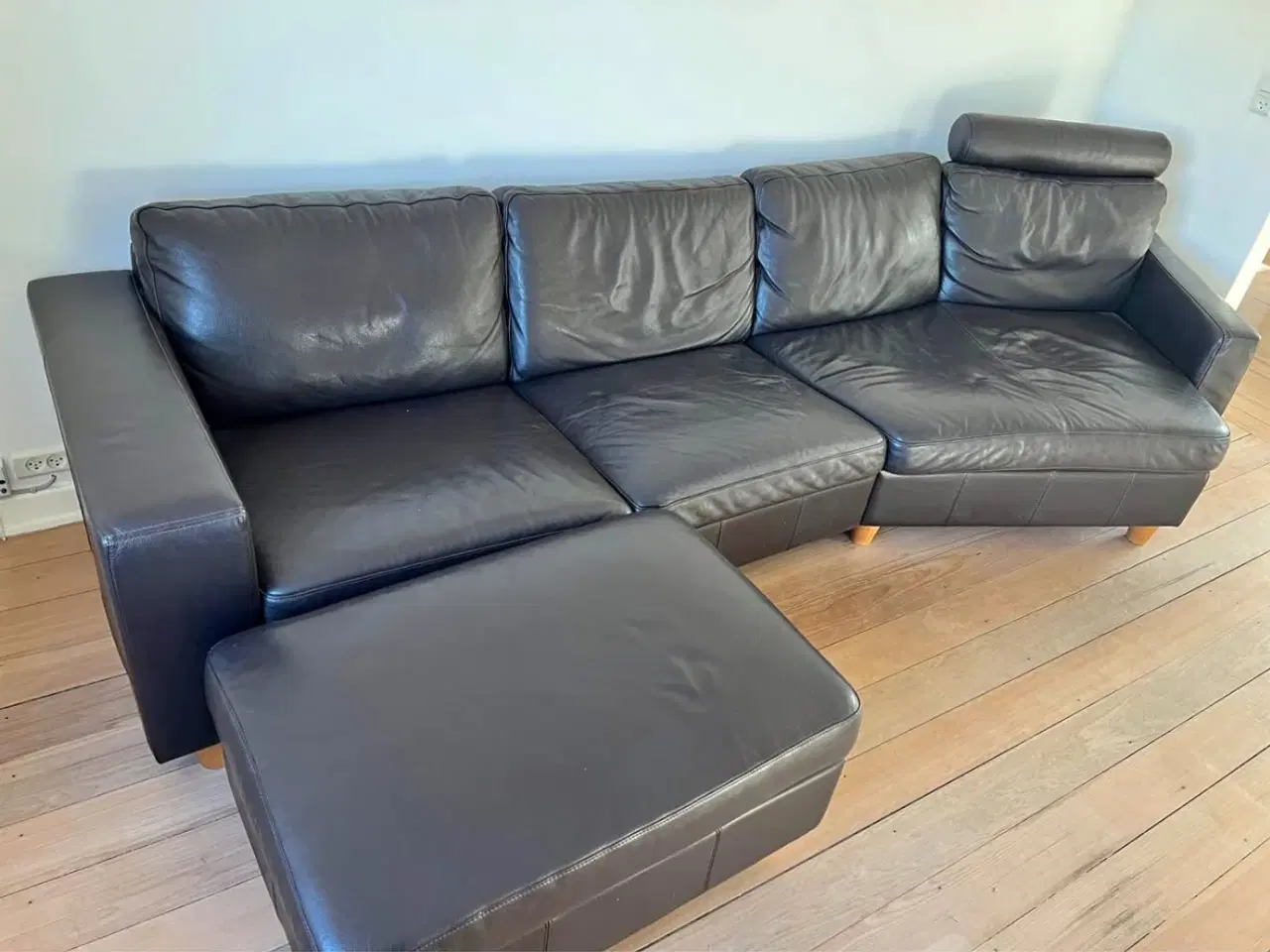 Billede 1 - Mørkebrun lædersofa med puf