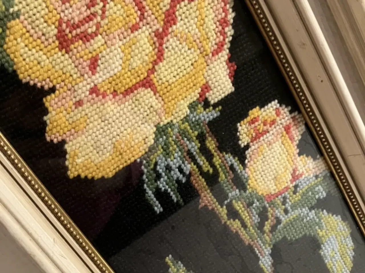 Billede 2 - Skønne broderier i glas og ramme