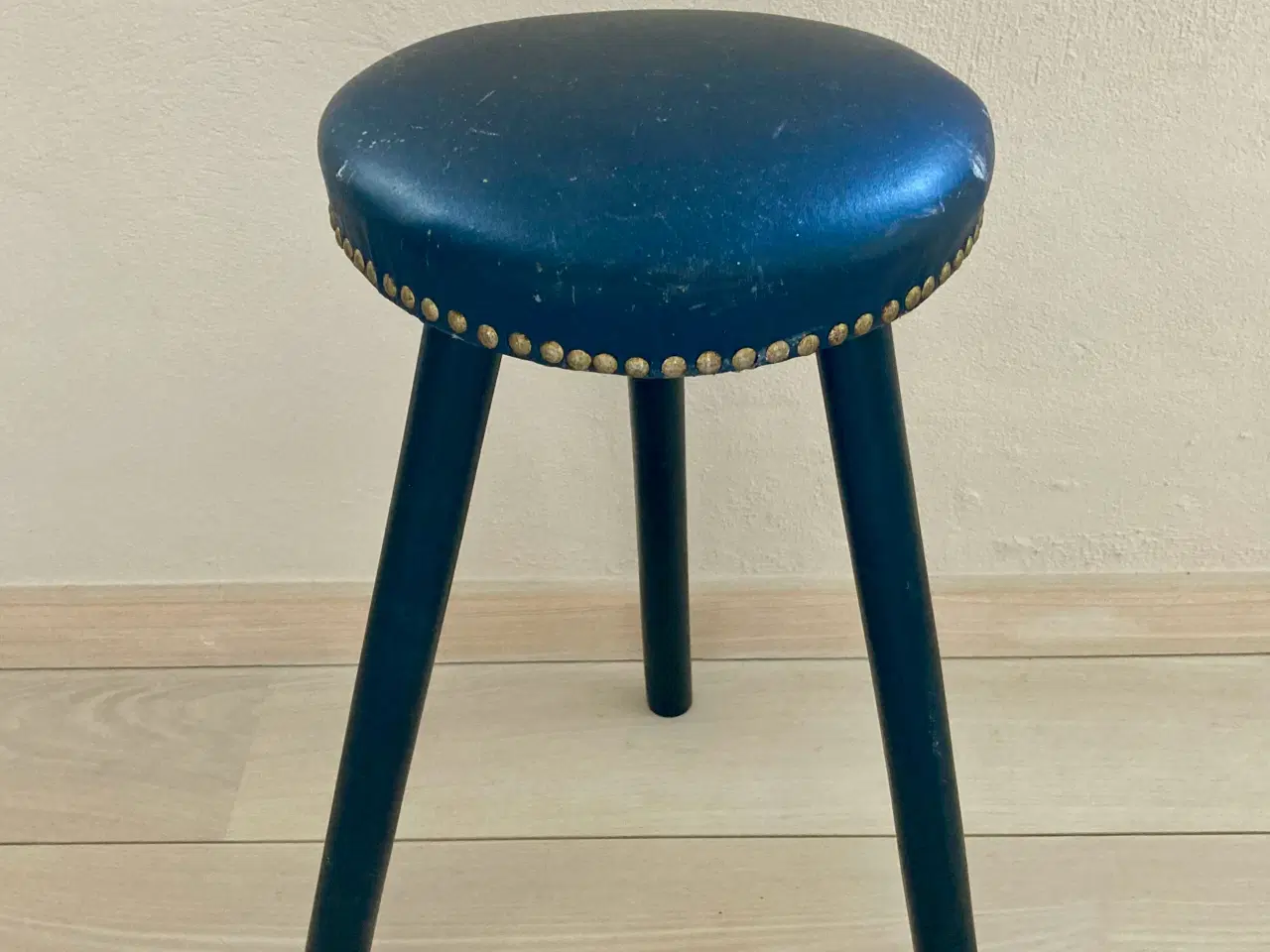 Billede 4 - Vintage taburet træ med Messingbeslået læder