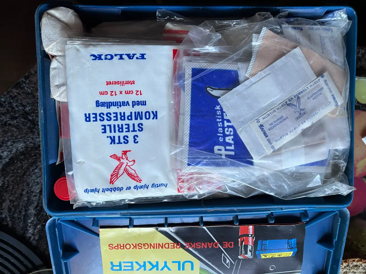 Billede 4 - 2 ældre Falck forbindskasser.  Giv bud.