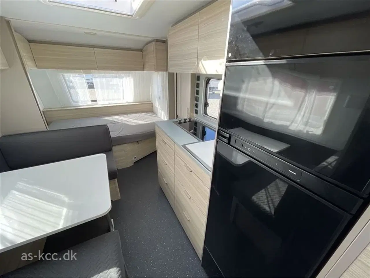 Billede 10 - 2022 - Adria Altea 552 PK   Adria Altea 552 PK årg. 2022 Incl 7 sovepladser, 4 siddepladser. Isabella Pacific 3 m , Isabella Sun Shine med front