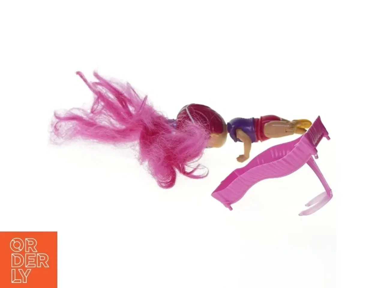 Billede 3 - Dukke på flyvende tæppe fra Mattel (str. 17 x 6 cm)