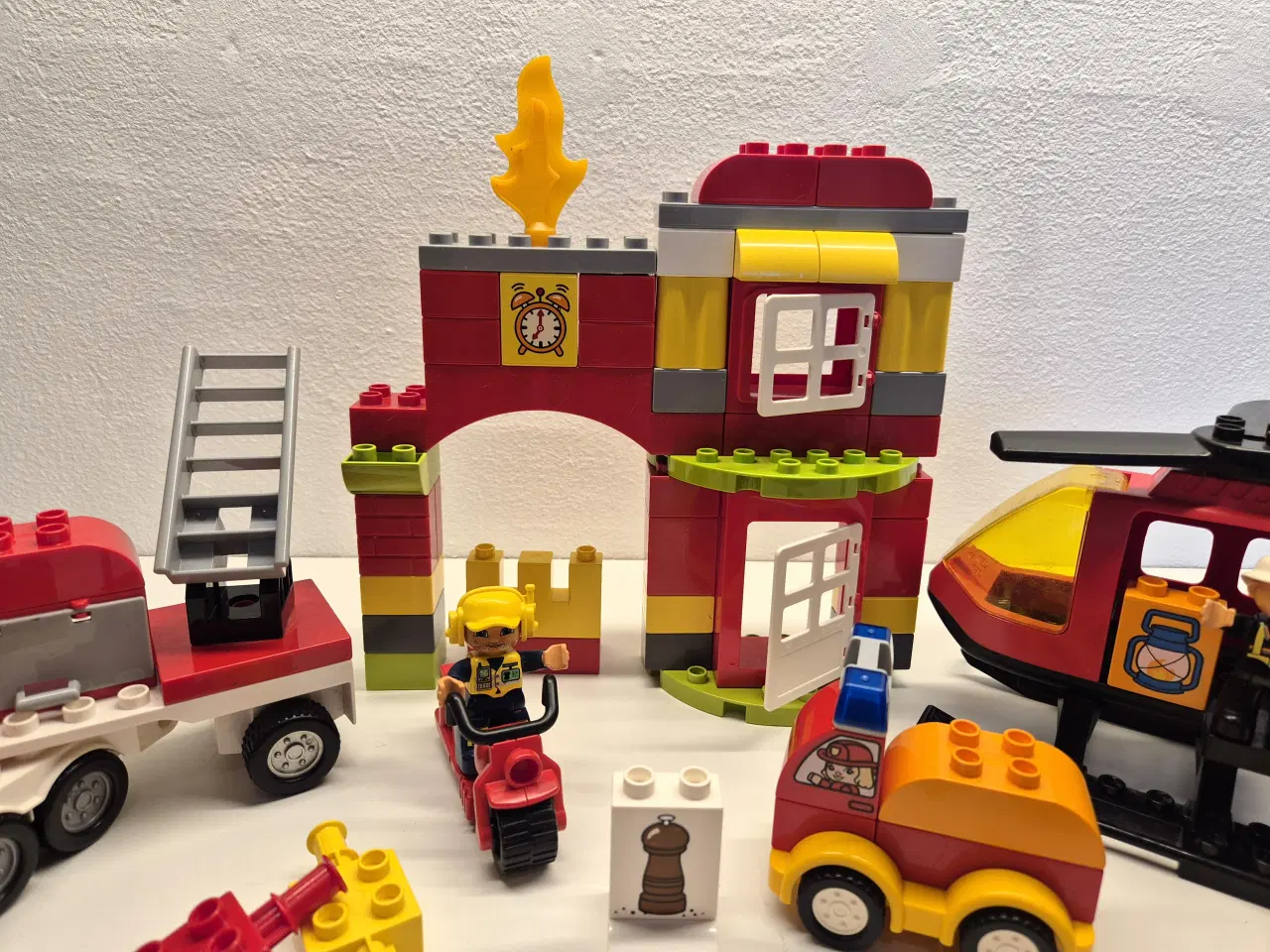 Billede 4 - Duplo Brandstation med Brandbiler og Helikopter 