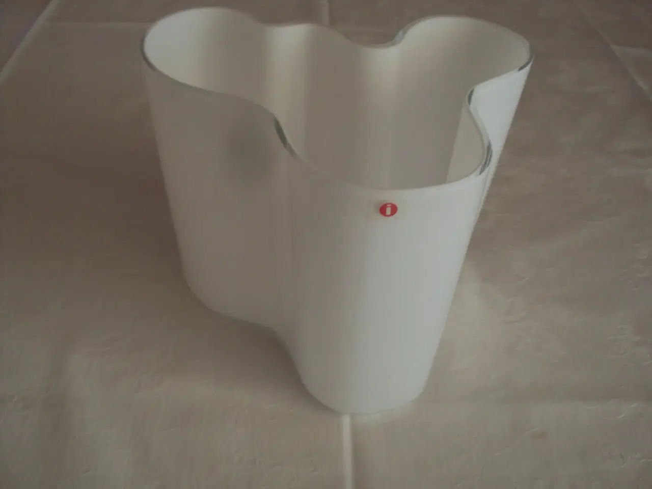 Billede 1 - Hvid  vase  hjd 16 cm 