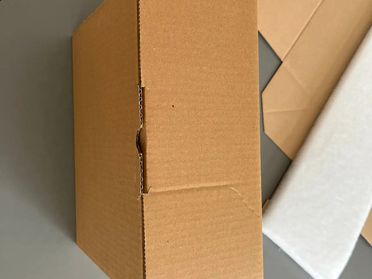 Billede 4 - Helt nye brune papkasser med skumindlæg 28x23x13cm