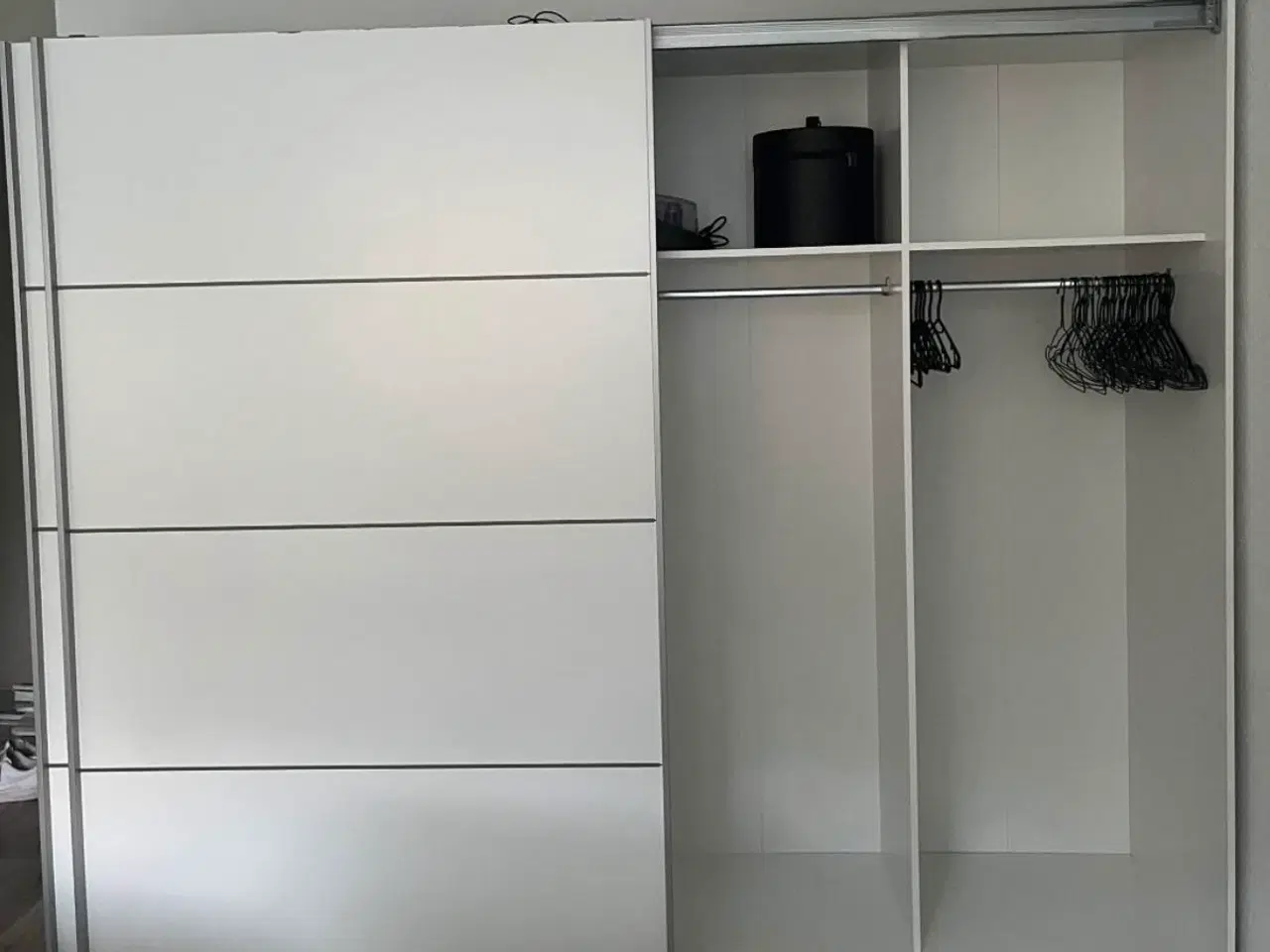 Billede 2 - Stort garderobeskab med skydedøre