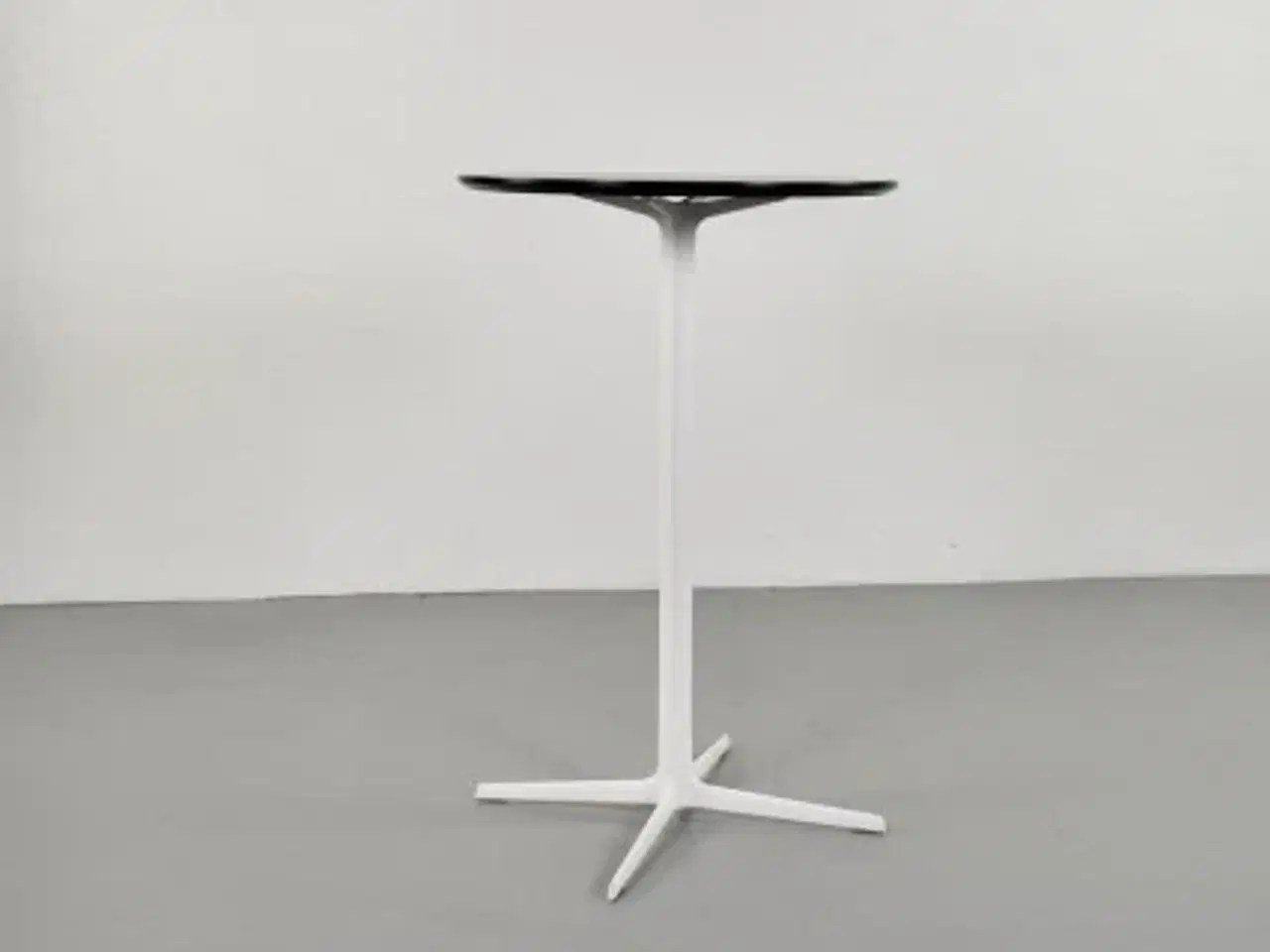 Billede 1 - Højt cafebord med sort plade og hvidt stel