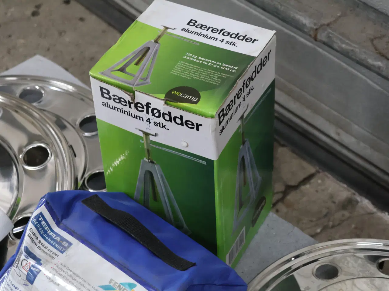 Billede 4 - Div Hjulkapsler, bærefødder, kompressor mm.