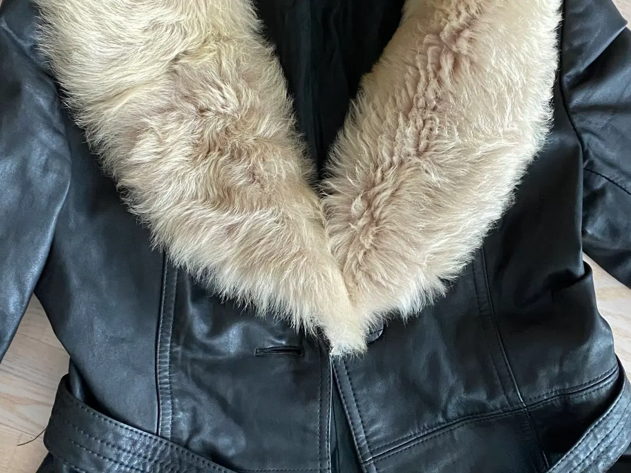 Billede 1 - Flot læderfrakke vintage, med lammeskind på kraven