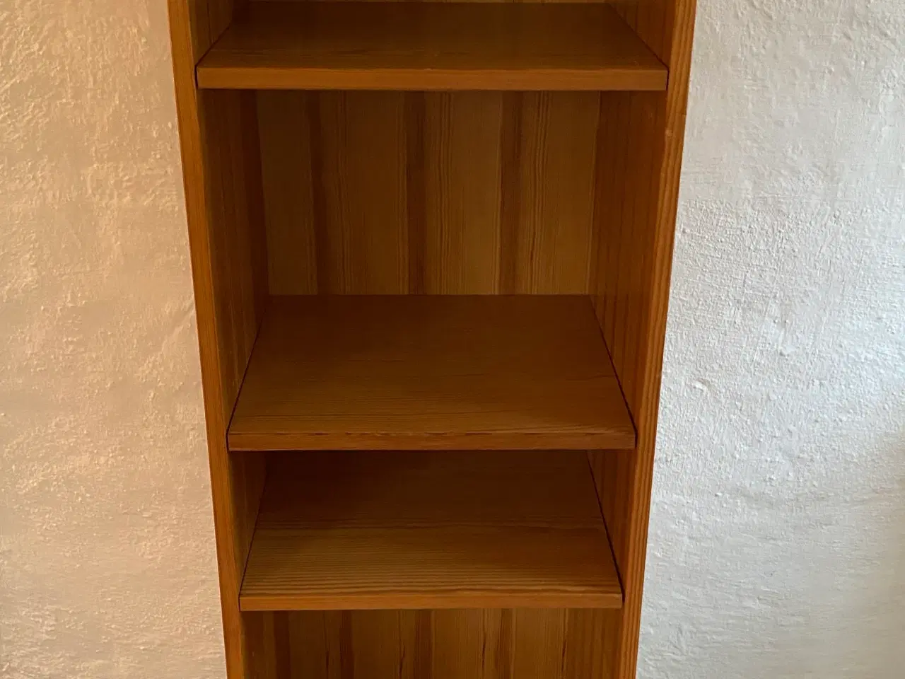 Billede 1 - Reol i træ med 3 hylder