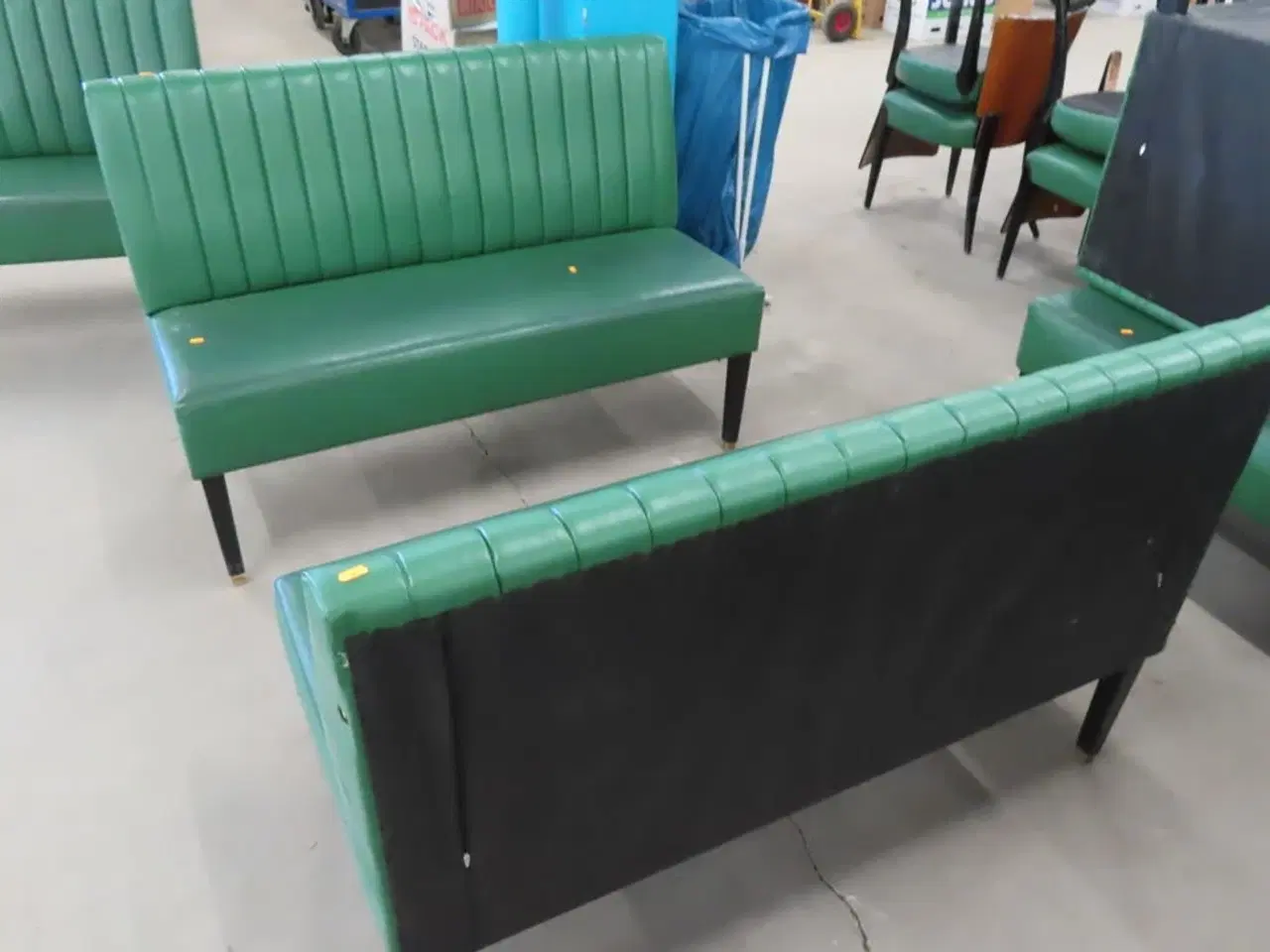 Billede 2 - 2 stk. Spisesofaer i grøn læder