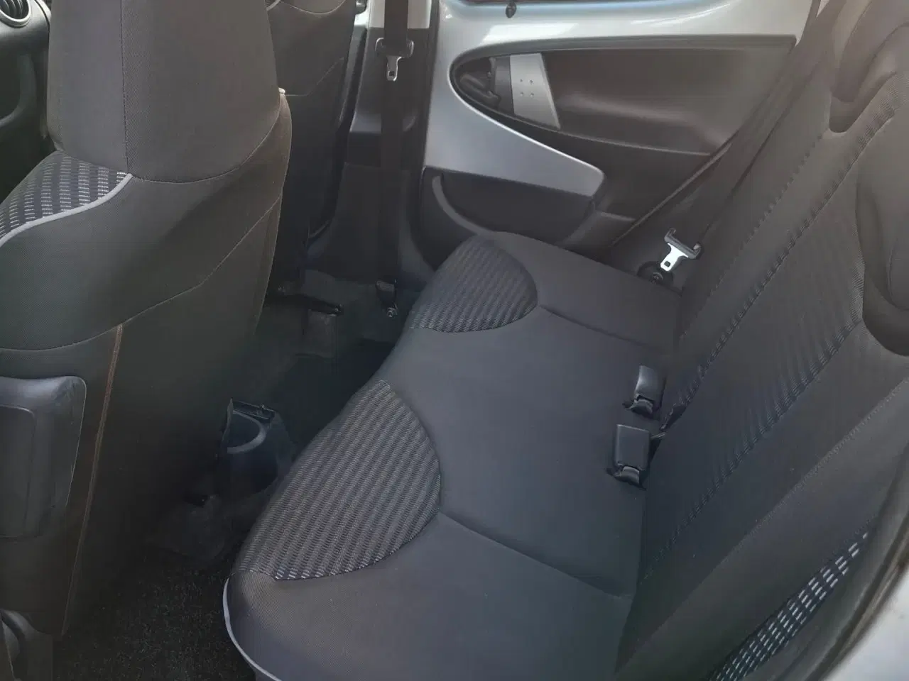 Billede 7 - Peugeot 107 1,0 5-dørs – Sølvgrå, lav-km bil