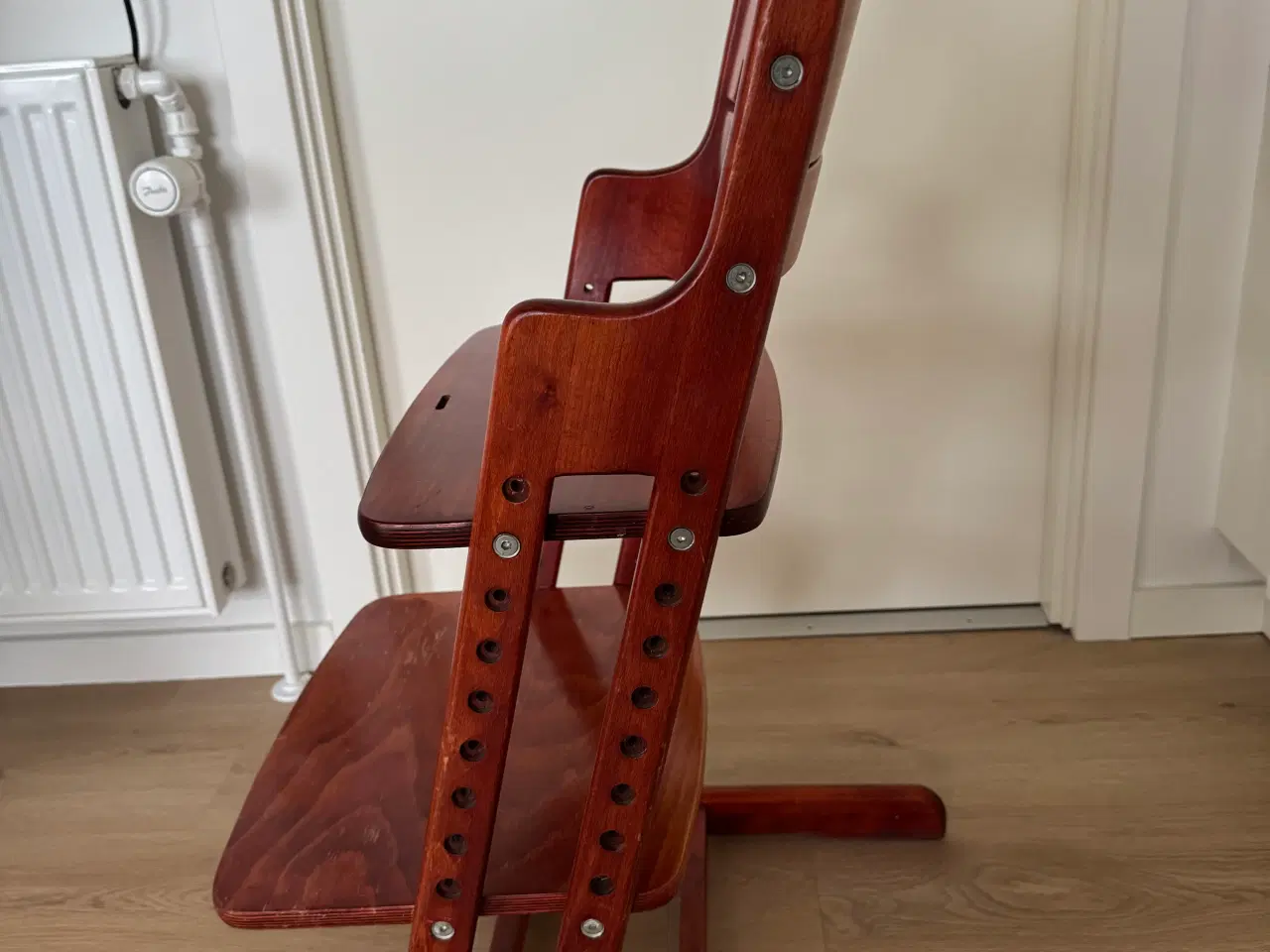 Billede 3 - Barnestol i massivt træ. Den står solidt på gulvet