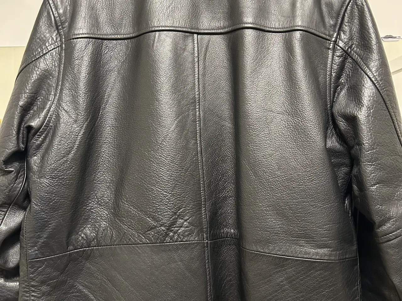 Billede 3 - Flot sort skindjakke, næsten som ny