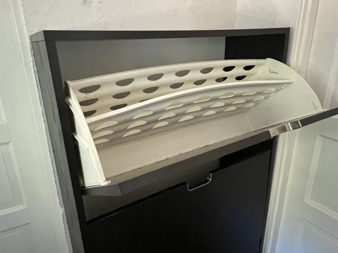 Billede 2 - IKEA skoskab i brun – slank model med god opbevari