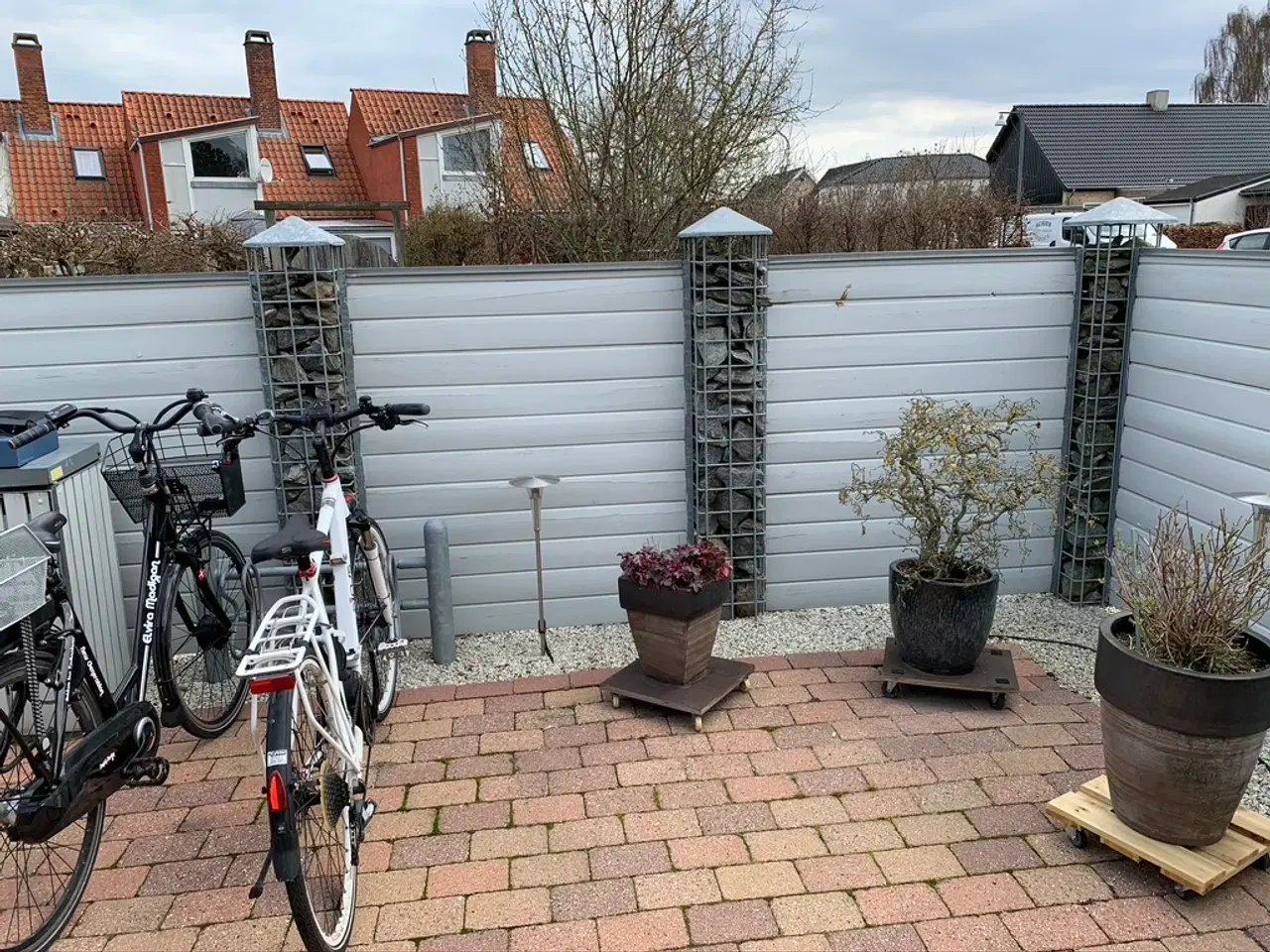 Billede 1 - Plankeværk til haven i jern med hætter og steen me