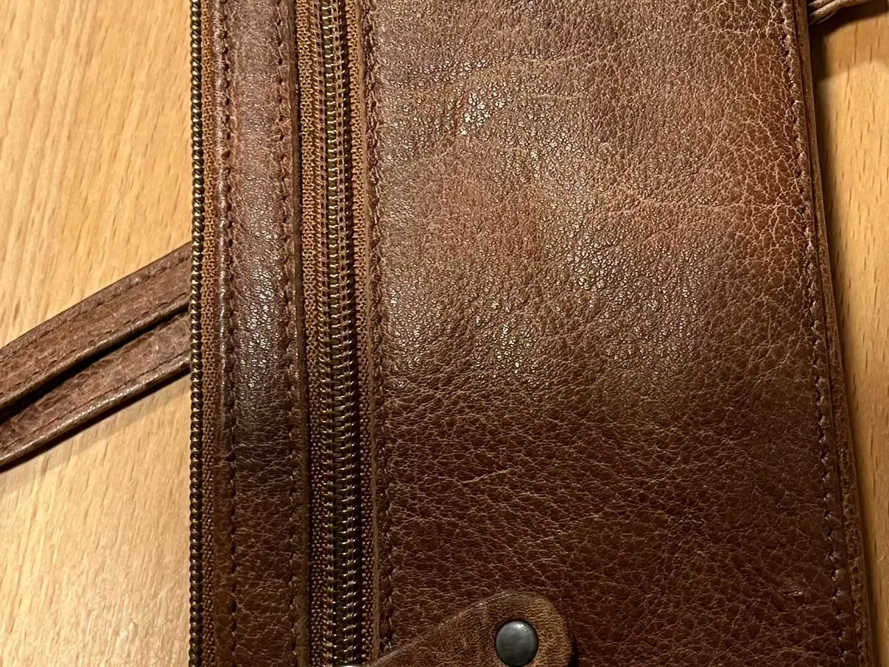 Billede 3 - “Hide stitches” skind pung