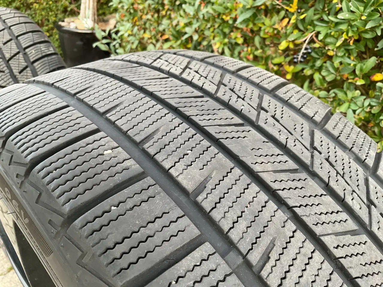 Billede 3 - Vinterdæk på fælge passer til Tesla Model 3   