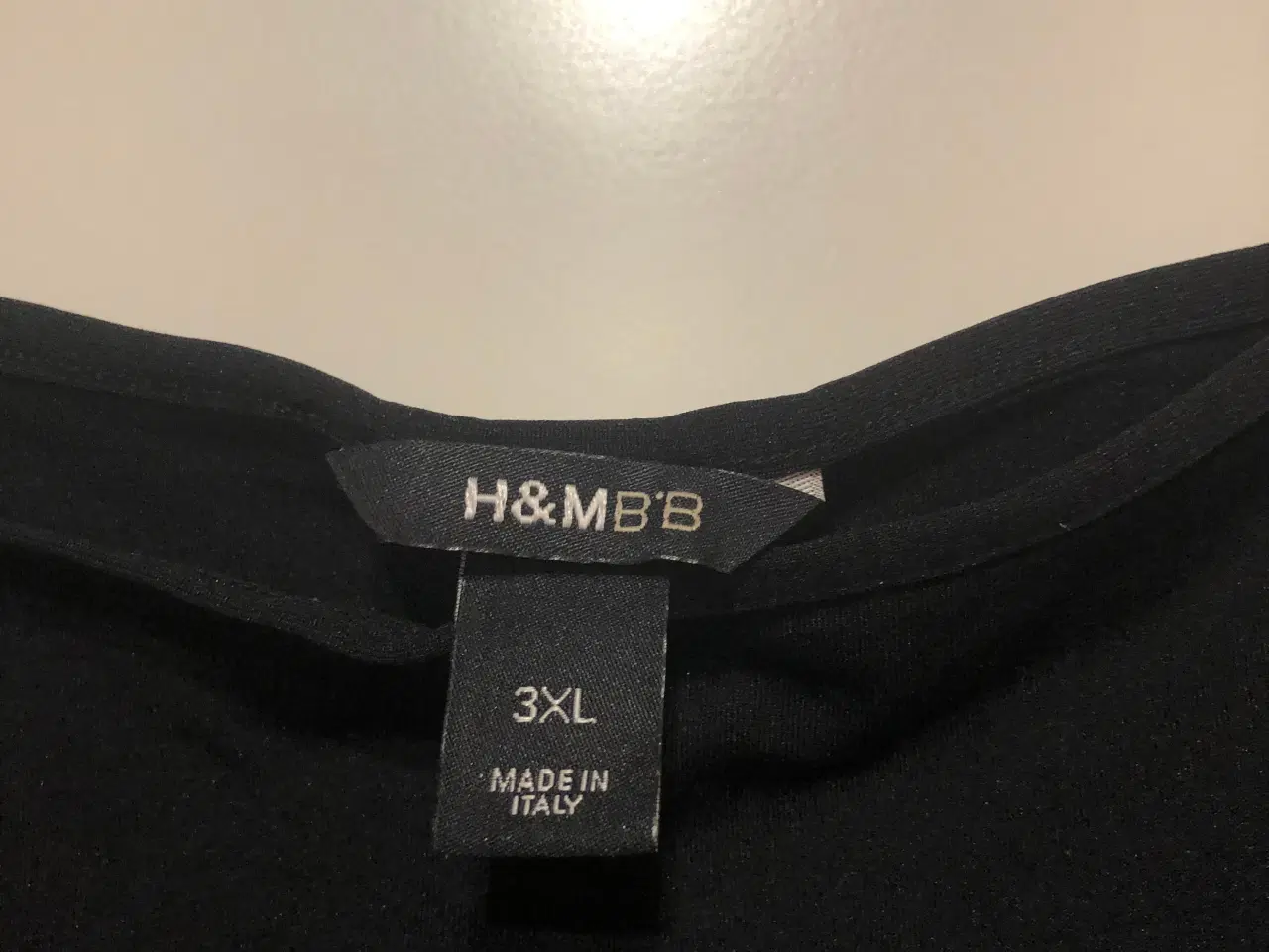 Billede 2 - Top i sort fra H&M 