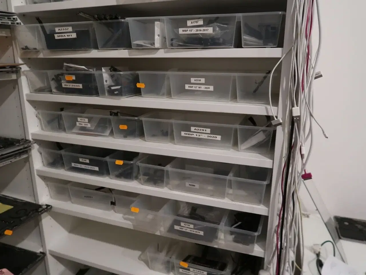 Billede 7 - Reol med MacBooks samt reservedele