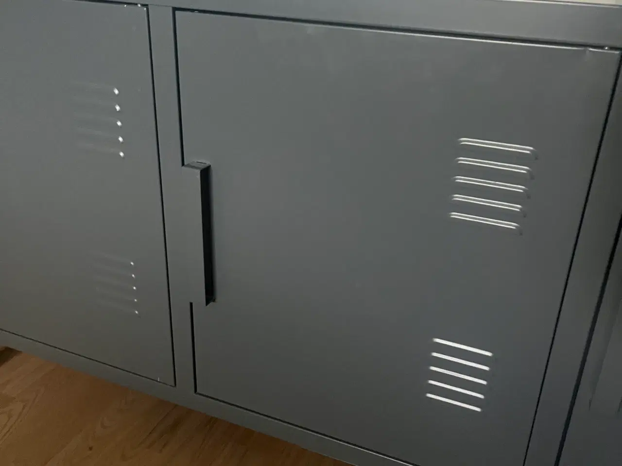 Billede 2 - Stål skab i grå