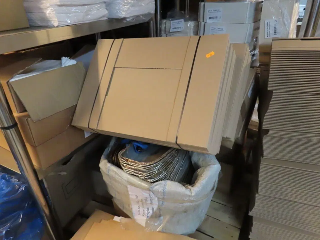 Billede 16 - Div. reoler og indhold