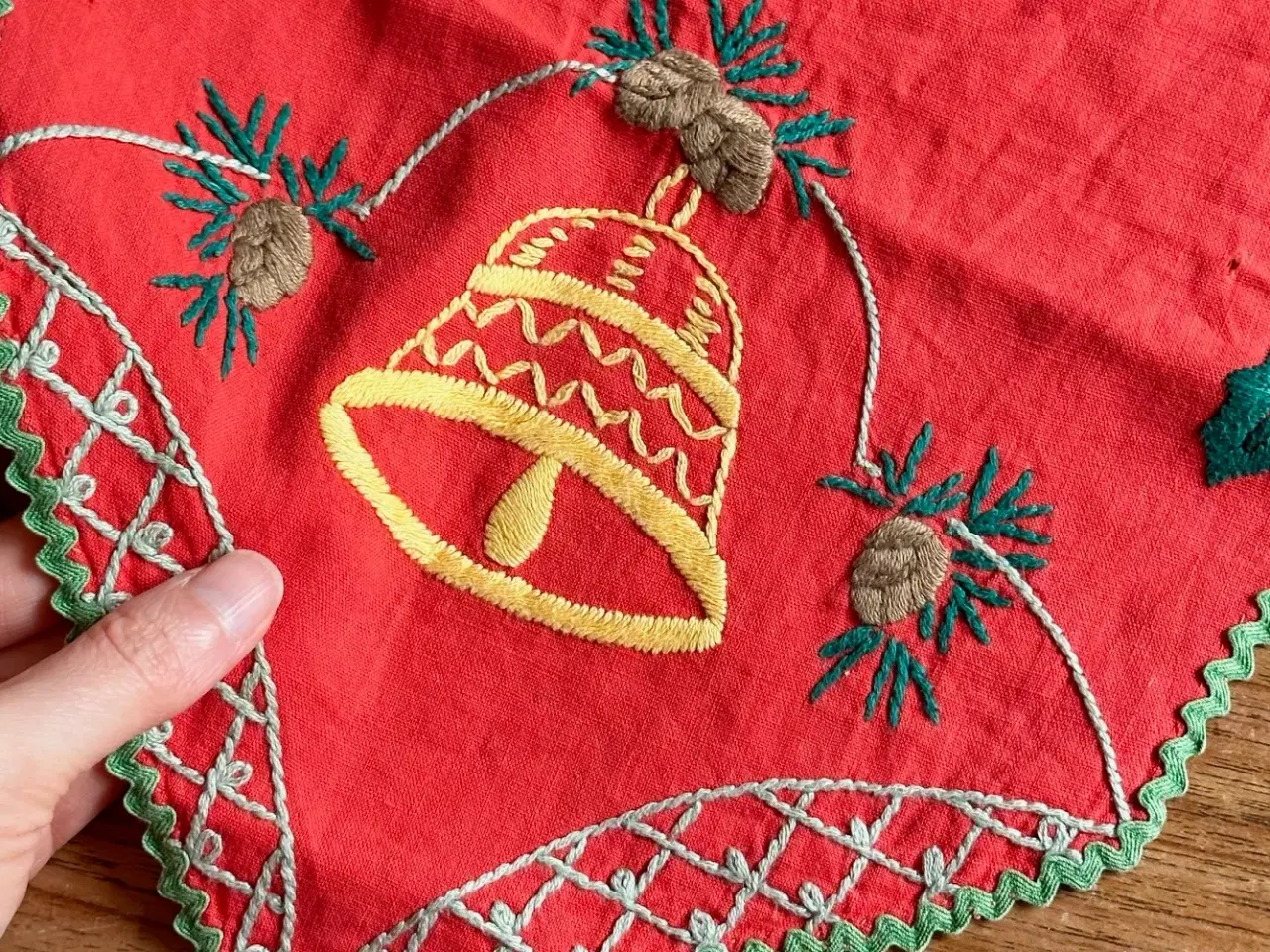 Billede 4 - Antik bordløber, håndbroderet, 73 x 31 cm