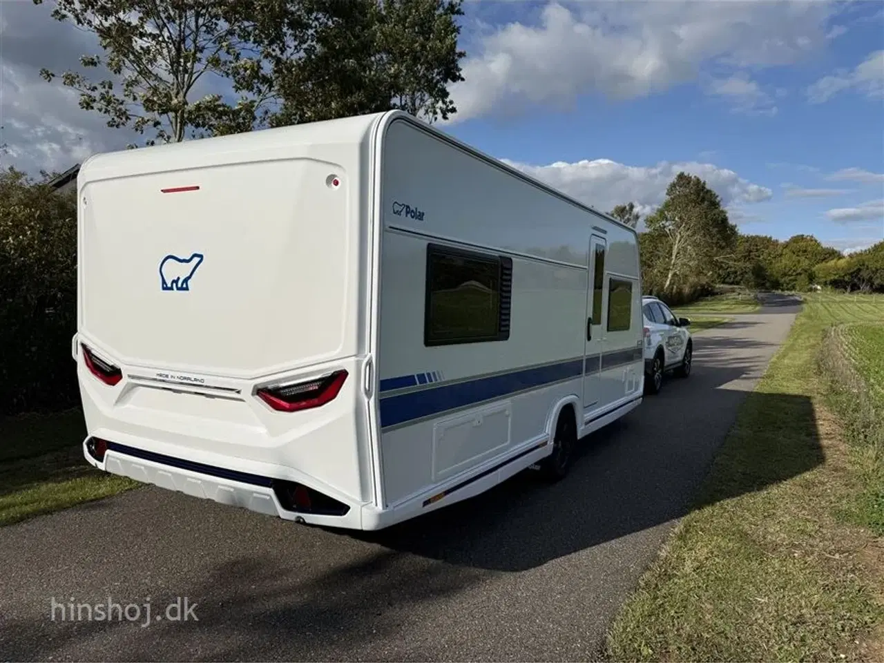 Billede 21 - 2026 - Polar Blueline 560 FD   Polar Blueline med fransk dobbeltseng og rundsiddegruppe fra Hinshøj Caravan