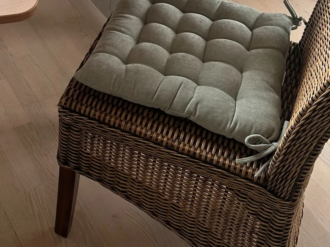 Billede 2 - Elegant spisebordsæt med 8 kurvestole.