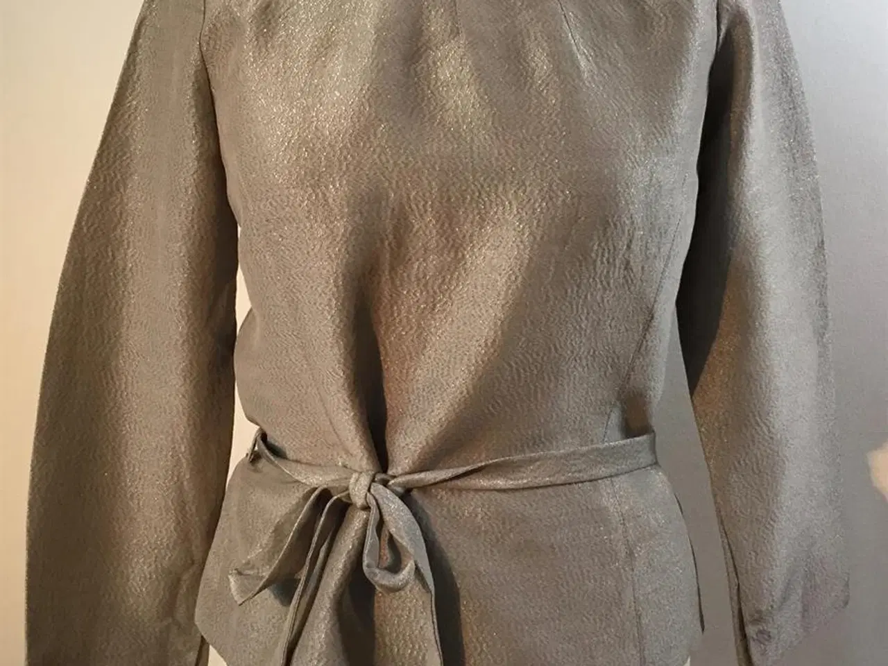 Billede 1 - Elegant bluse i grå med sølvnister og bånd i talje