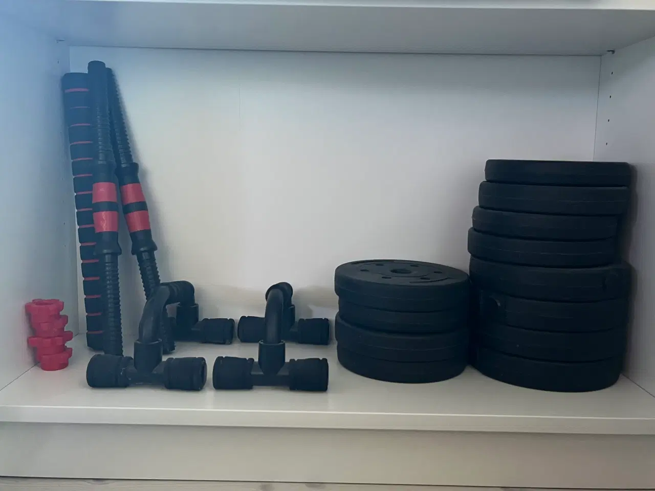 Billede 1 - Fuldt træningsset med vægte, push up bars, etc