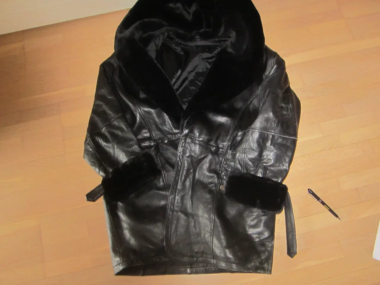 Billede 5 - Meget lækker skindjakke med forer og hætte