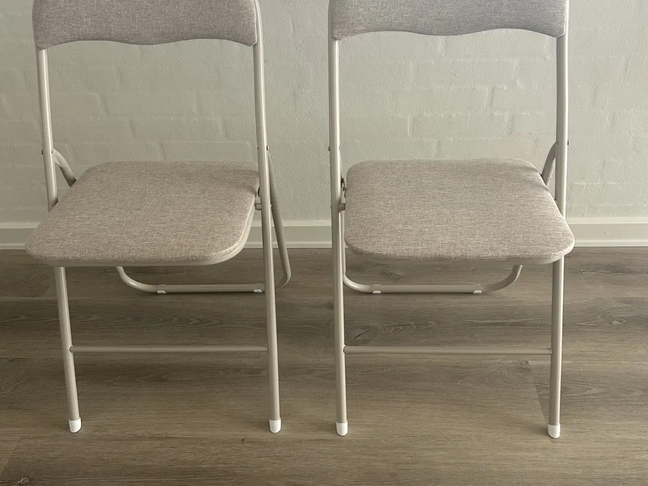 Billede 1 - 2 x Klapstole lyst sandfarvet stof