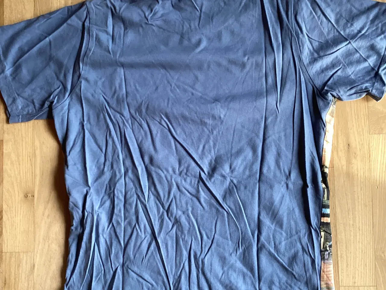 Billede 2 - Støvblå t-shirt med print foran.