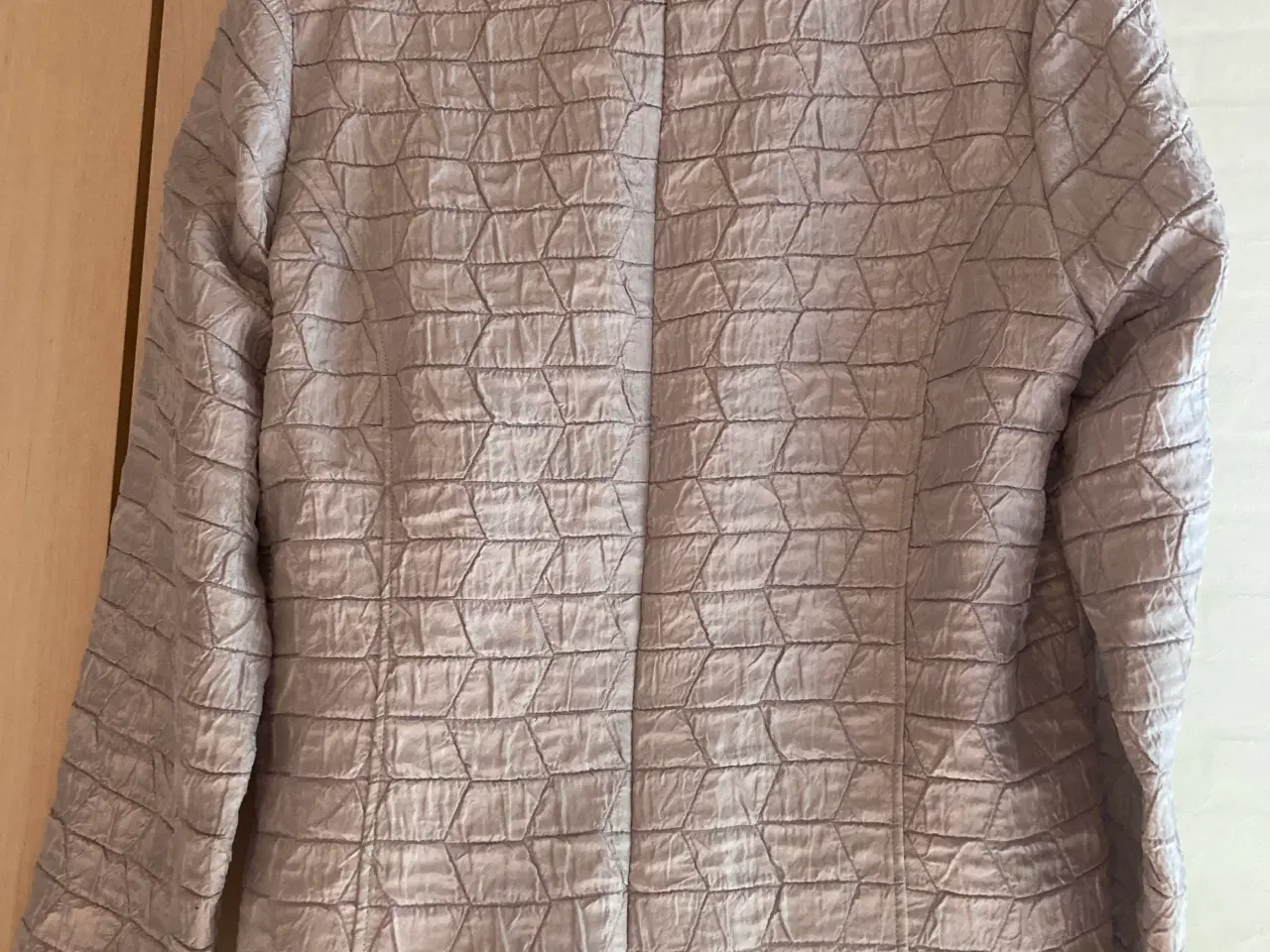 Billede 2 - Festjakke; let og behagelig sølvfarvet blazer