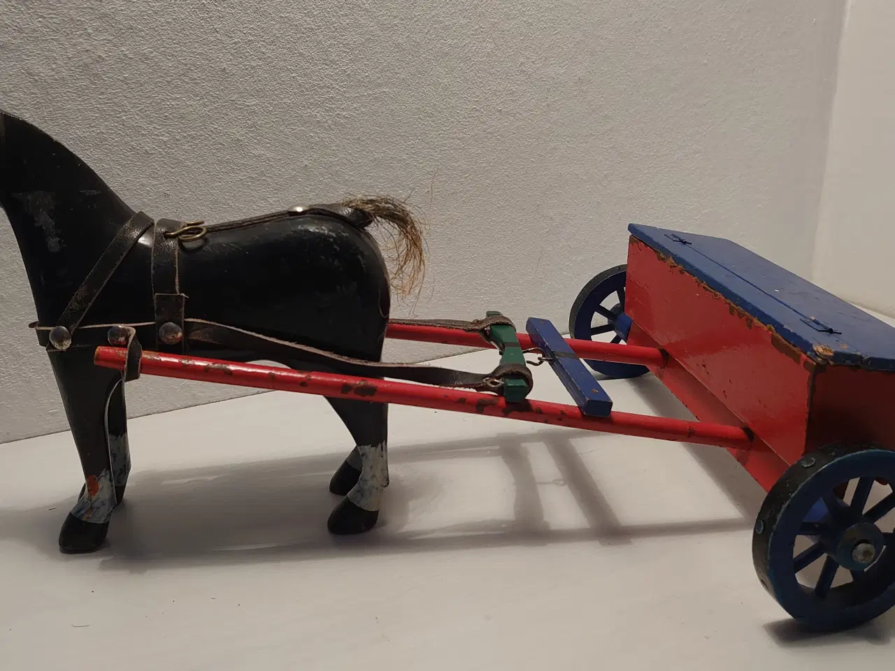 Billede 1 - Fængselslegetøj?Såvogn trukket af hest. 1940´erne.