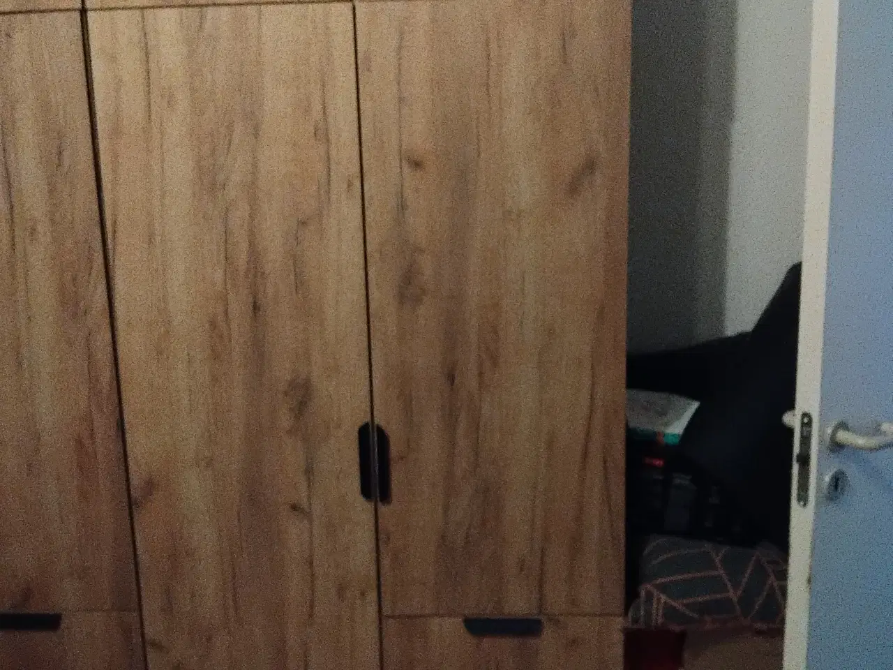 Billede 1 - Klædeskabet  med overskabe 