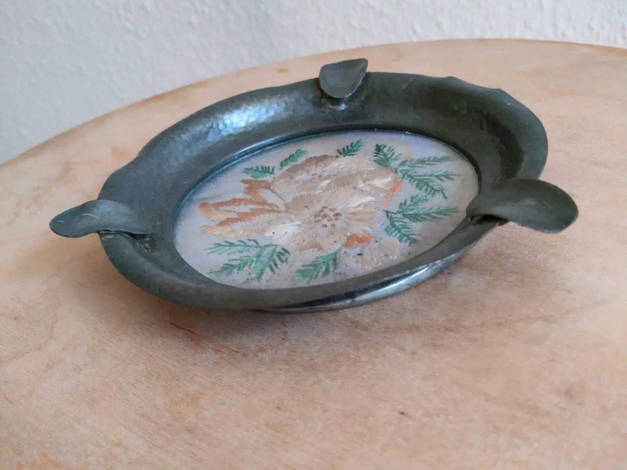 Billede 2 - Vintage askebæger i metal med et rundt design. 