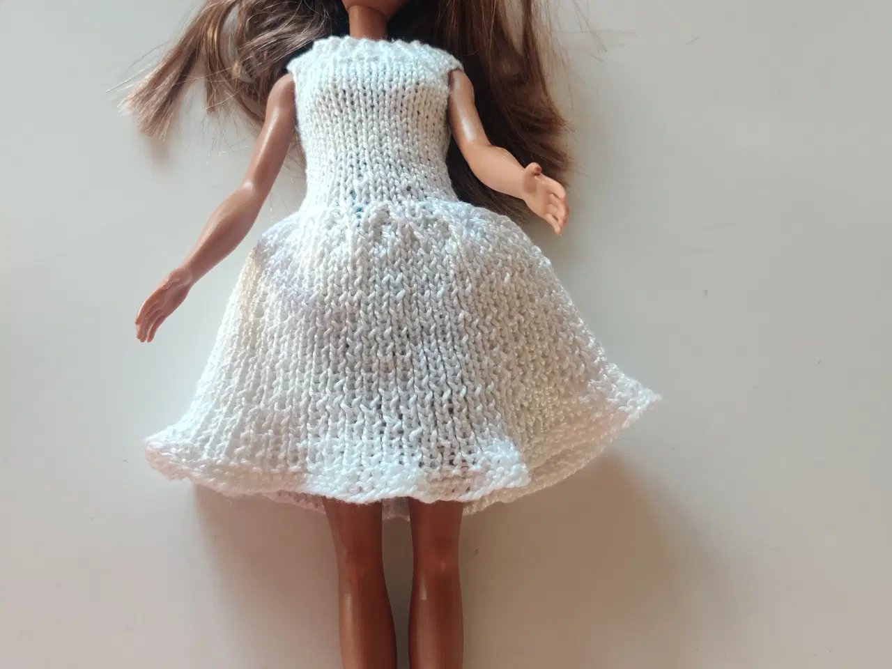 Billede 1 - Hjemmestrikket Barbie kjole
