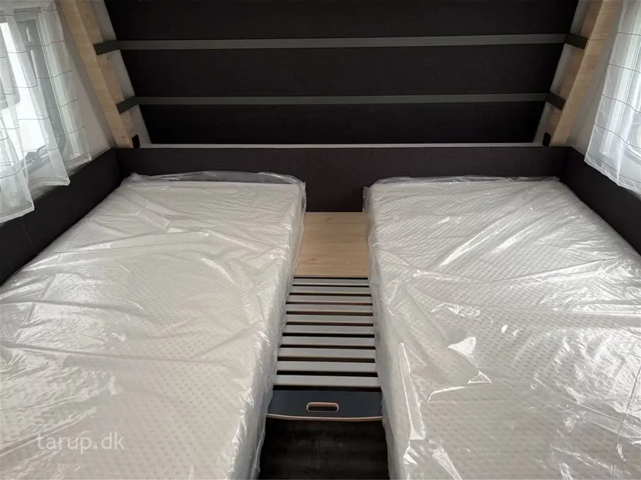 Billede 14 - 2026 - Dethleffs Camper 460 EL    Enkeltsenge med sengeudvidelse, NYHED nu med 2 gasblus, ende-sidde-gruppe, el-gulv-varme, 17 tommer alufælge, 137 l. køleskab m/ fryser,