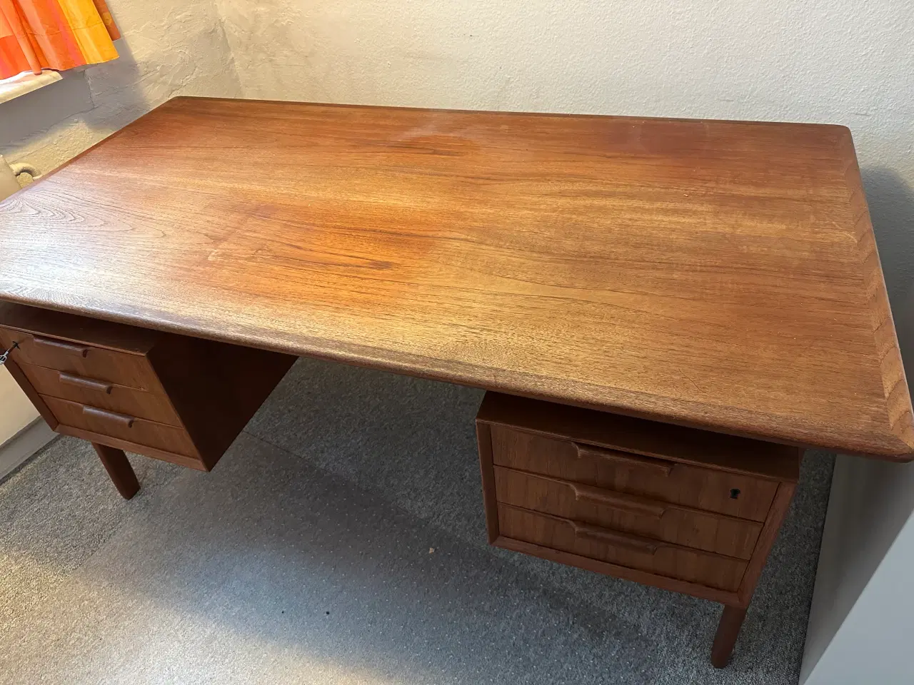 Billede 2 - Fritstående teak skrivebord med svævende skuffer